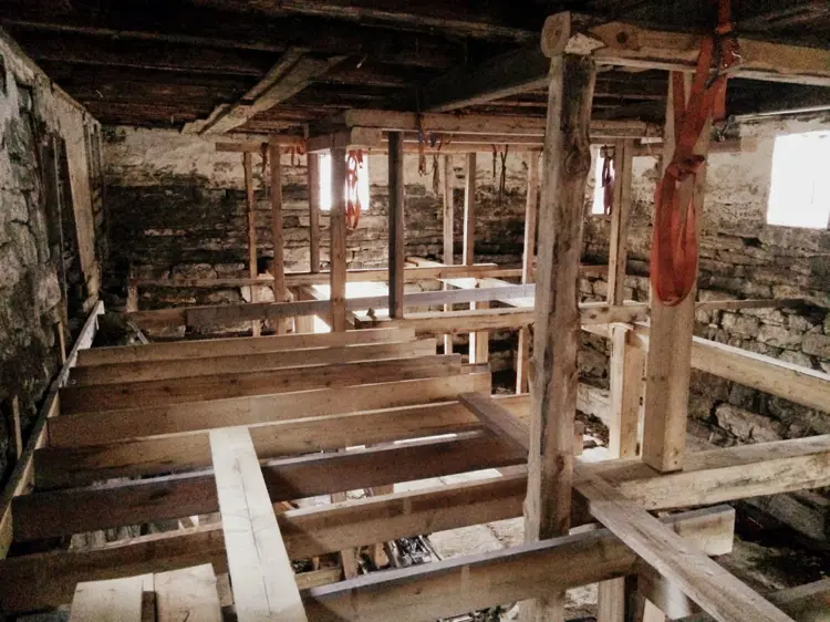 Tiltak 2: Feste golvåser til 2" x 7" på deler av fjøset for at muren skal ha noe å stå på. Foto: Helga H. Grønset