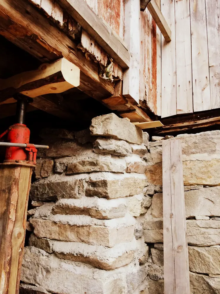 Mesteparten av mur-arbeidet skal gjøres i det sørøstre hjørne på Gammelfjøset. Foto: Helga H. Grønset