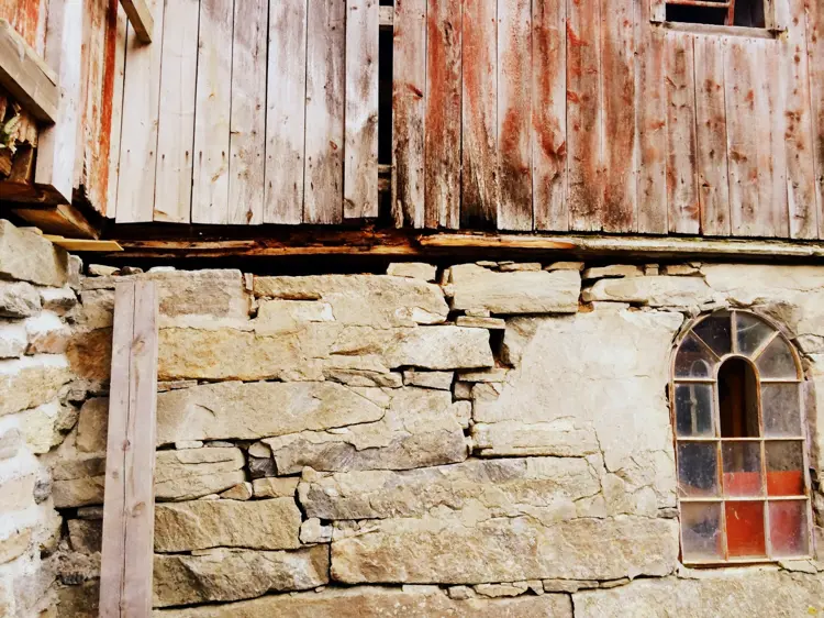 Skadene paa steinmurene