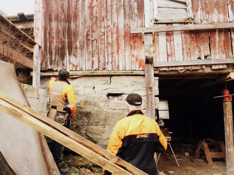 Tiltak 3: Jekke opp bygget slik at mureren Martin får kommet til og gjort det han skal. Foto: Helga H. Grønset