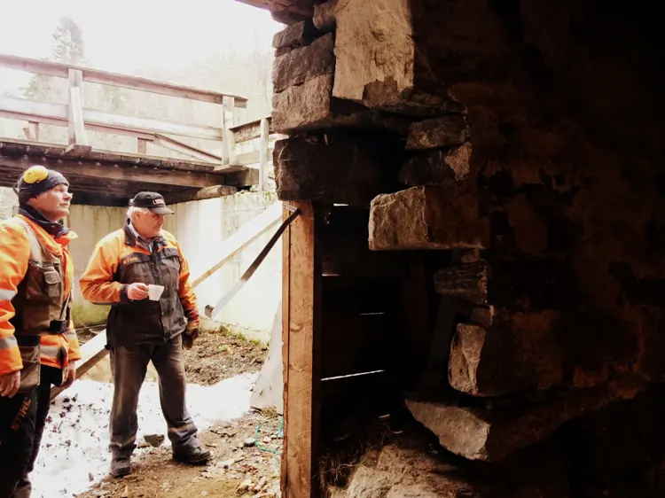 Det er valsøyfjordingene Karstein og Ole som har stått for arbeidet disse dagene. Kårkaillen har fulgt med undeveis og sørga for materialforvaltningga, og han er storligen imponert over hva de har fått til. Foto: Helga H. Grønset