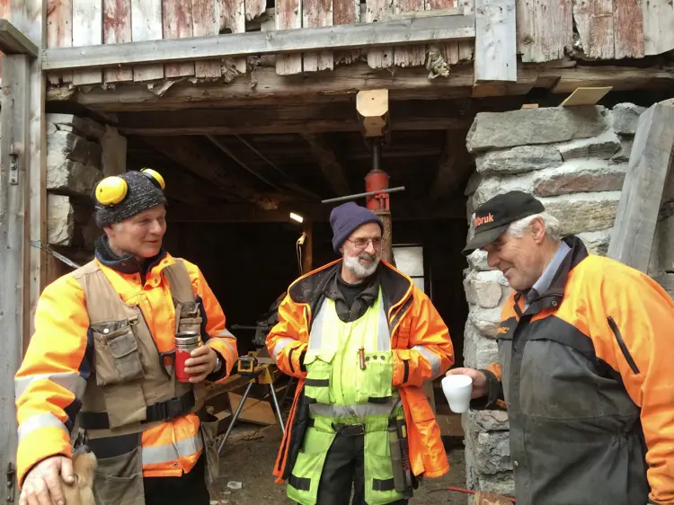 De trives på Grønset når multiarbeidskarene fra Husasnotra kobles med Kårkaillen for å jekke opp Gammelfjøset. Foto: Helga H. Grønset