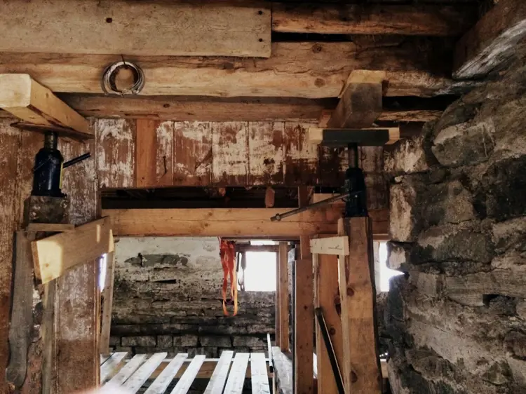Inne i fjøset er det nå jekkpunkt langs hele muren i sørveggen, samt et punkt midt inne i fjøset. Foto: Helga H. Grønset