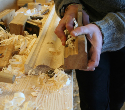 Høvling av platte på kanten for høvling av staff. Foto: Rune Hoflundsengen