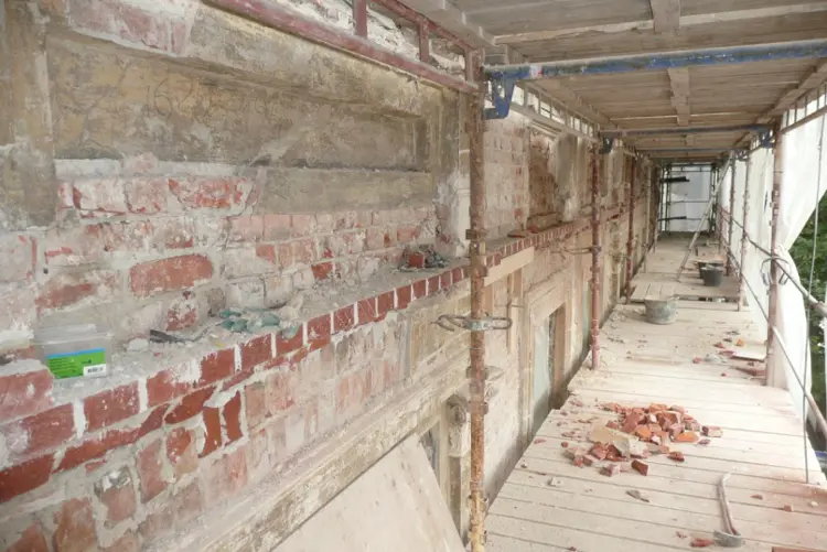 Oppbygging av ny båndgesims. Foto: A. L. Høyer AS