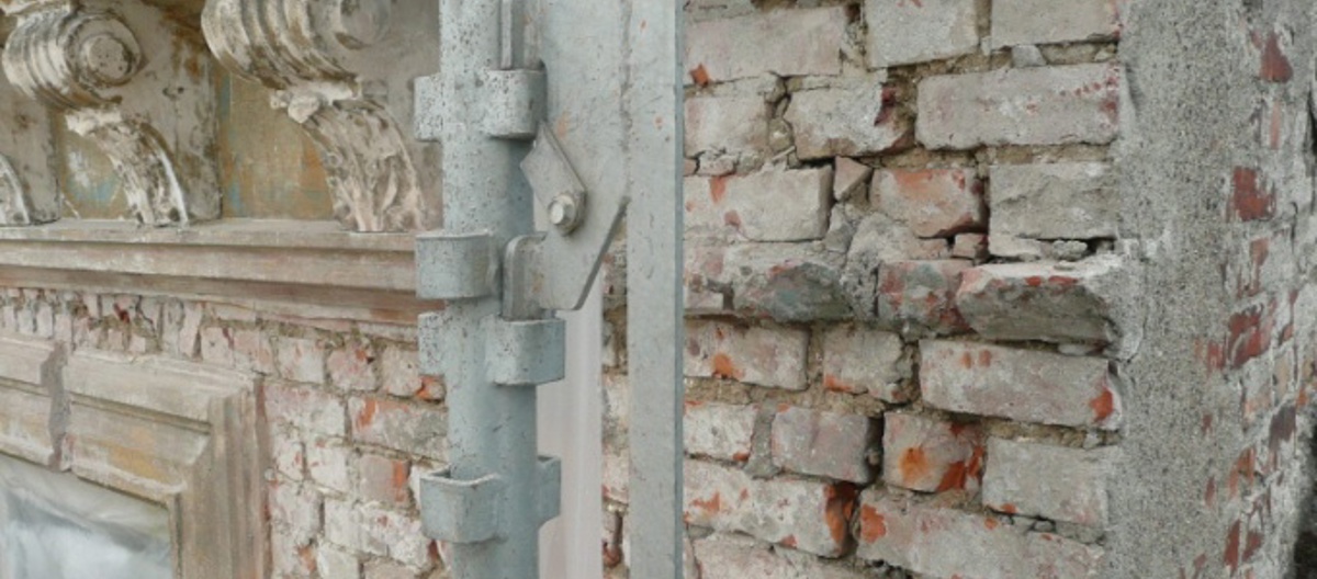 Manglende fuger pga lekkasjer fra nedløp. Foto: A. L. Høyer AS