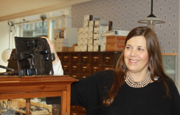 Torill Løvstad viser en smidd lås. Foto: CEWG