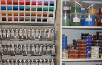 Pigmenter og små tuber hos MOLO AS. Foto: CEWG