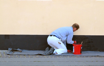 Regelmessig vedlikehold bevarer fasaden. Men det er viktig å velge riktig produkt, her males det med silikatmaling. Foto: Weber