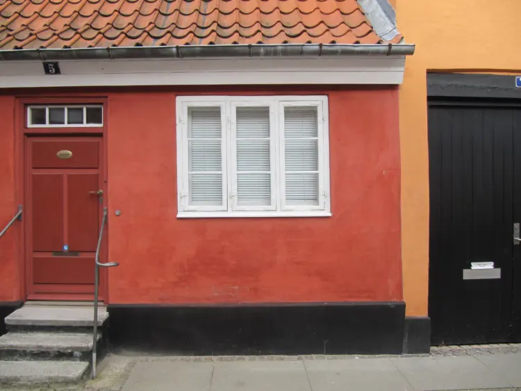 Det lille røde huset har kalket fasade. Foto:Weber-Norge