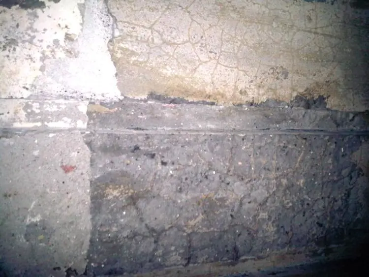 Crazzing, eller såkalt mikroriss med rekarbonatisering 100 år gammel fasade. Foto: Weber-Norge