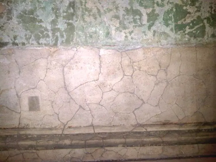 Mikroriss i al frescomaleri fra 1400-tallet. Foto: Weber-Norge