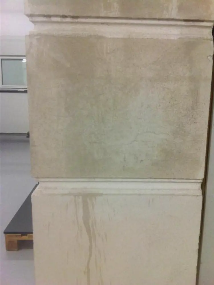 Mikroriss i hydraulisk finpuss uten maling på ny innvendig vegg. Foto: Weber-Norge