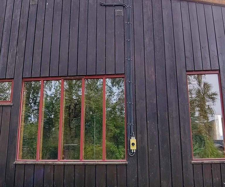 Ledninger-og-bryter-for-solcelleanlegget.-Foto:-Ingebjoerg-Oeveraasen