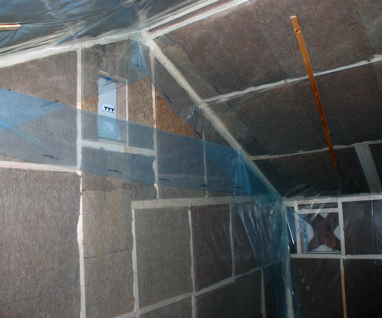 Denne dampsperren skulle vi sjølvsagt ha droppa. Det er lufting over himlingen. Foto: Ragnhild Dietrichson