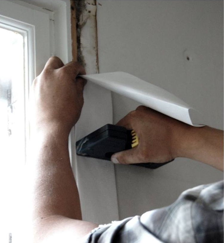 Strimler av en vindsperre kan stiftes på plass. Foto: Bjørge Sandberg-Kristoffersen