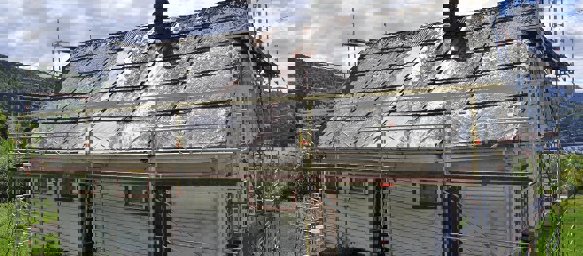 Arbeidet påbegynnes. Foto: Solvorn Laft og Bygg