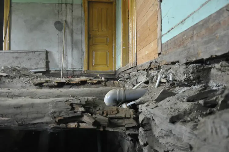 Skadet bjelke i etasjeskillet. Foto: Solvorn Laft og Bygg.jpg