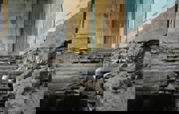 Skadet bjelke i etasjeskillet. Foto: Solvorn Laft og Bygg.jpg