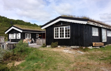 Det nesten ferdige resultat gjenstår bare kledningen over vindu. Vi er meget godt fornøyd med disse Huntonproduktene Treullisolasjon sjøtetape og vindtetteplater.