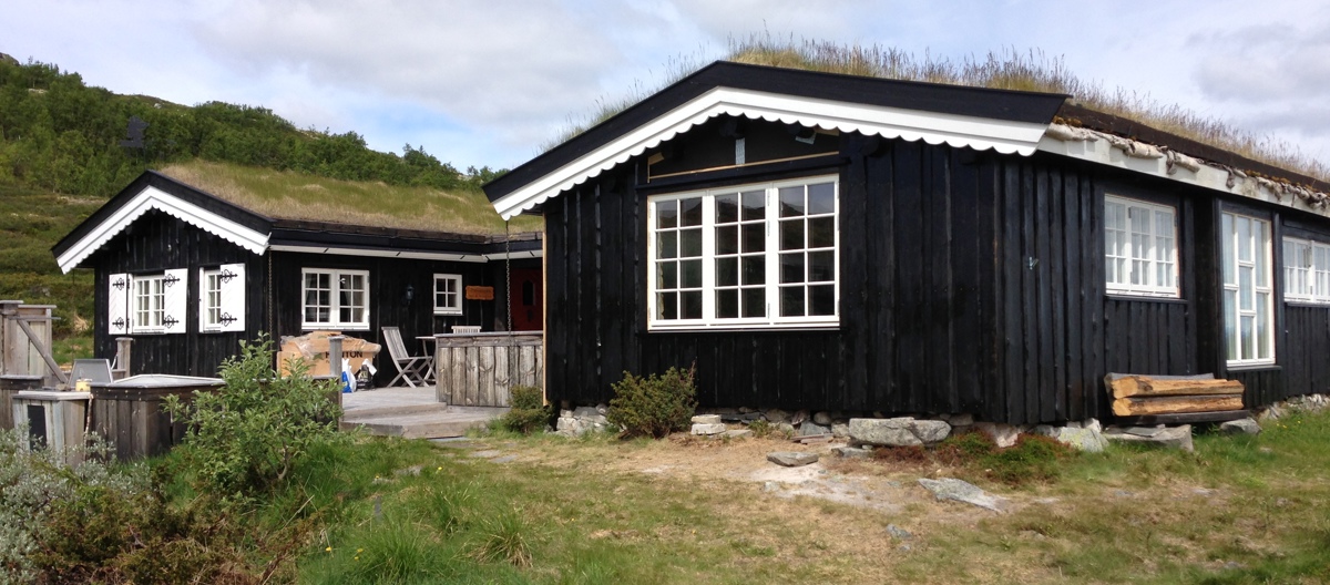 Det nesten ferdige resultat gjenstår bare kledningen over vindu. Vi er meget godt fornøyd med disse Huntonproduktene Treullisolasjon sjøtetape og vindtetteplater.