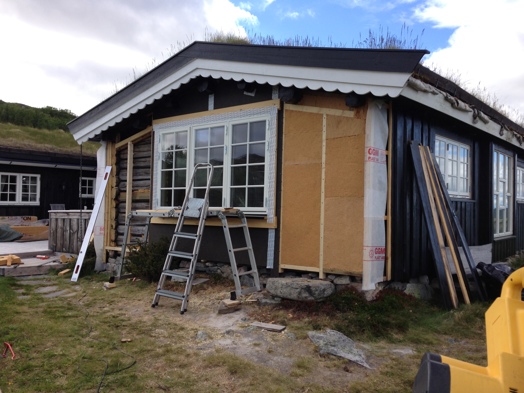 Videre arbeider Vindtettingsfolie ved hjornene.jpg Videre arbeider Vindtettingsfolie ved hjornene.jpg