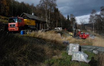 Boring av 2 bergvarmebrønner - her ble det to brønner med dybde på 190 meter. Avstanden mellom brønnene er omkring 20 meter. Det kan borres både vertikalt og på skrå. Foto: Helle Hundevadt