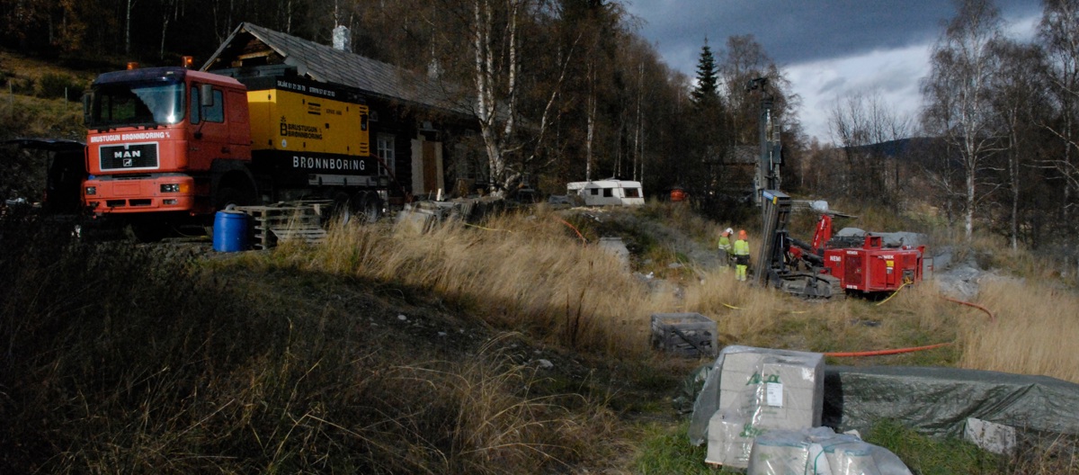 Boring av 2 bergvarmebrønner - her ble det to brønner med dybde på 190 meter. Avstanden mellom brønnene er omkring 20 meter. Det kan borres både vertikalt og på skrå. Foto: Helle Hundevadt