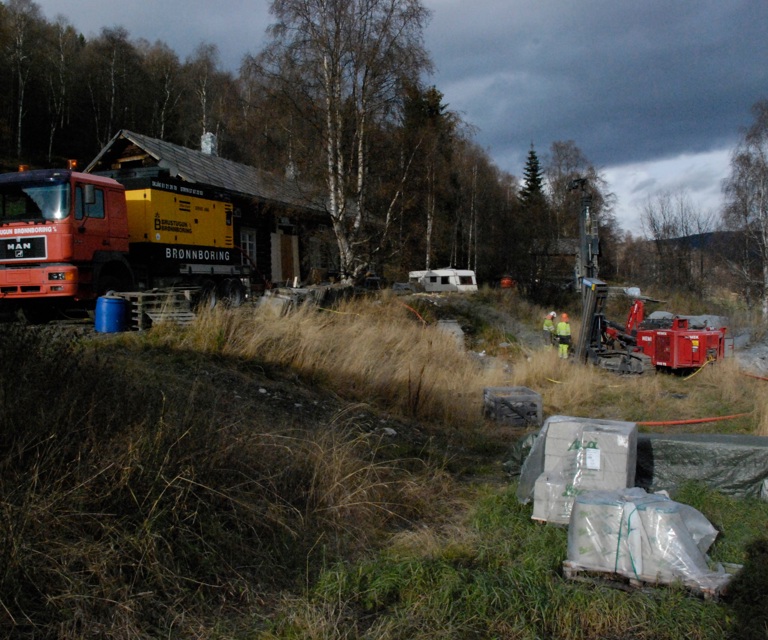 Boring av 2 bergvarmebrønner - her ble det to brønner med dybde på 190 meter. Avstanden mellom brønnene er omkring 20 meter. Det kan borres både vertikalt og på skrå. Foto: Helle Hundevadt