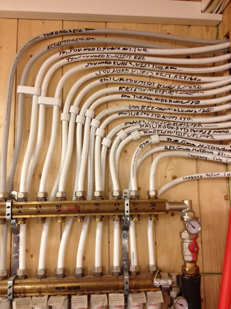 Fra den tekniske sentralen kan varmt vann føres til ulike deler av boligen. temperaturen kan reguleres og anlegget kan slås av i sommerhalvåret. Foto: Bygg og Bevar