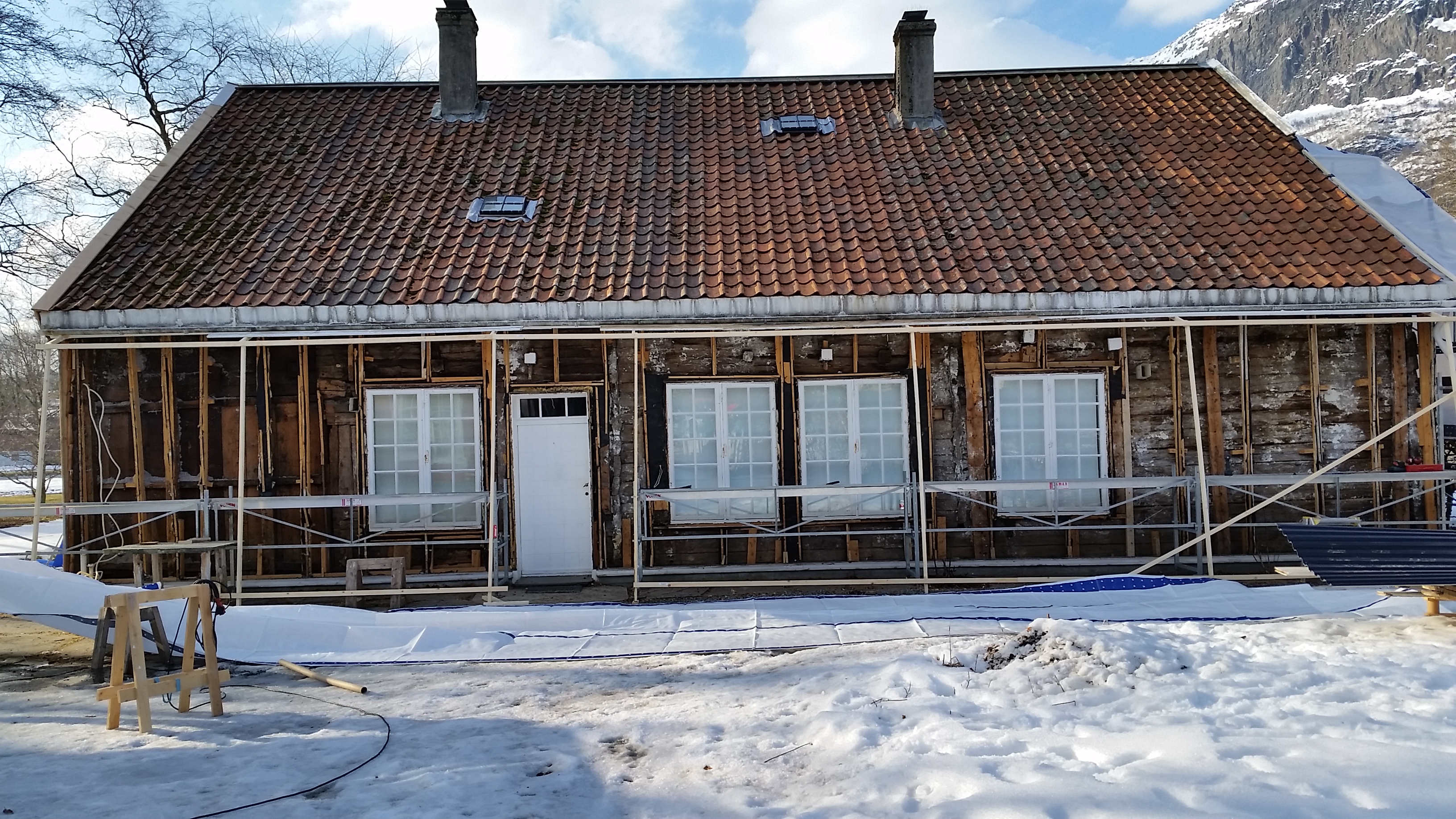 Den gamle kledningen ble tatt ned for senere å remonteres. Gammel isolasjon ble fjernet for å avdekke eventuelle skader i konstruksjonen. Foto: Ove Losengård