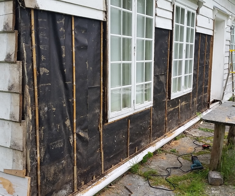 Luftesjikten bak kledningen var ikke tilstrekkelig. Vindtettingen bulet ut og hindret fuktighet fra å ventilere bort mellom kledning og vindsperre. Foto: Ove Losnegård