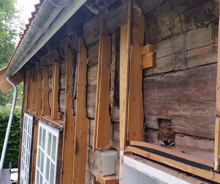 Konstruksjonen er avdekket for å kunne kontrollere veggens tilstand. Foto: Ove Losnegård