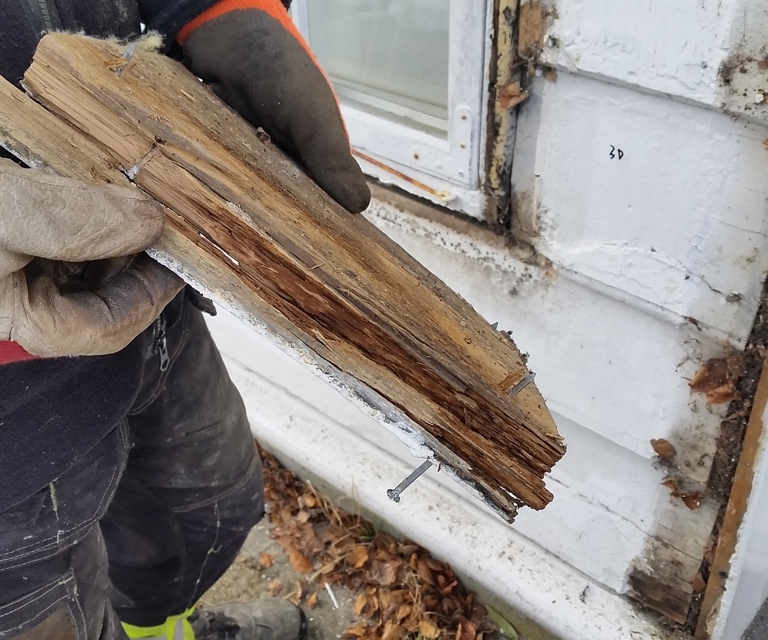 Råtesoppen hadde ødelagt deler av kledningen. Foto: Ove Losnegård