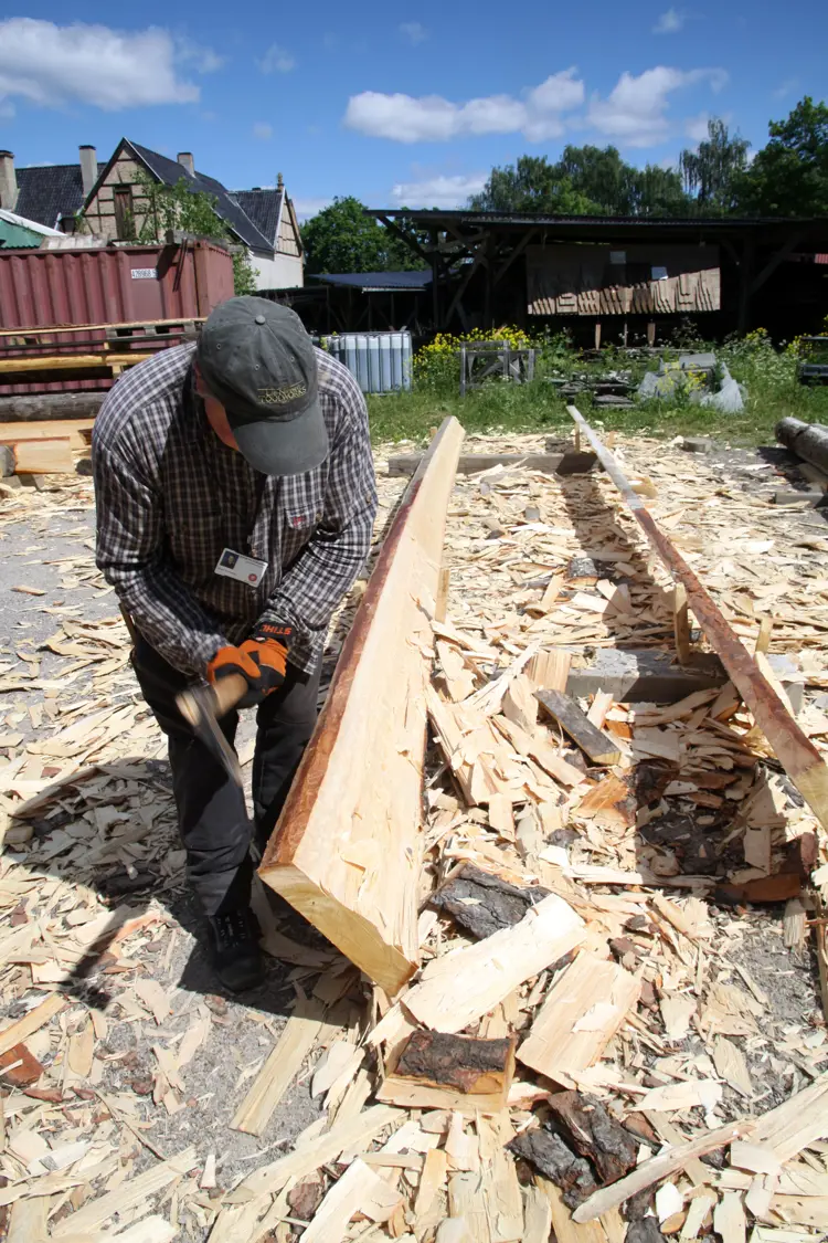 Hugging av bord Roald Renmaelmo - Kopi.jpg