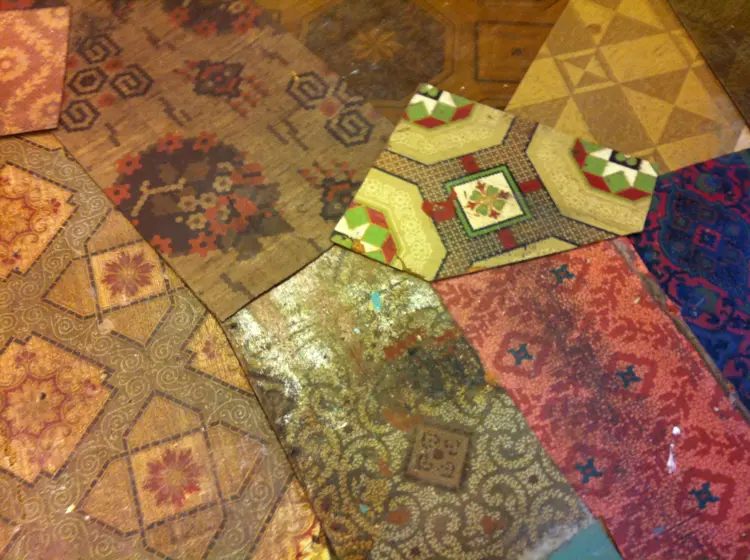 Linoleumsgolv -fragmenter. Det skal ikke store resten til for å rekonstruere et mønster. Foto: Handtryckta Tapeter 