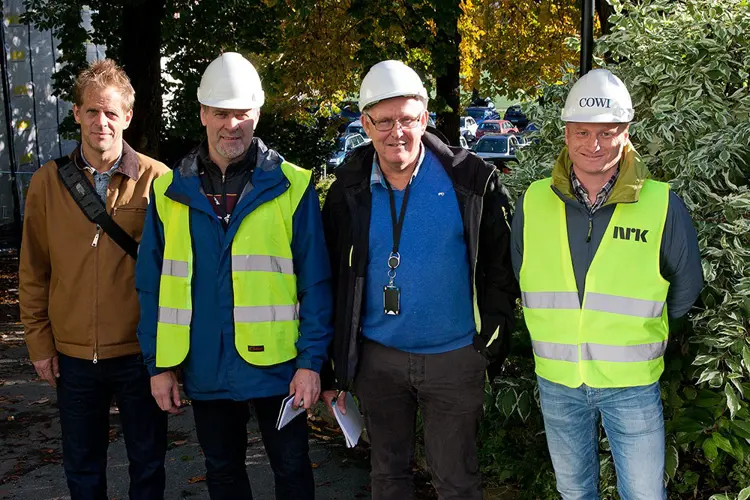 Sjur Mehlum, Riksantikvaren (f.v.), Lars K. Mortensen, Betong Consult AS, Egil Stubberud, NRK og Wilhelm Westhagen, Cowi ser enden på de omfattende arbeidene på Store studio. Foto: Knut Randem
