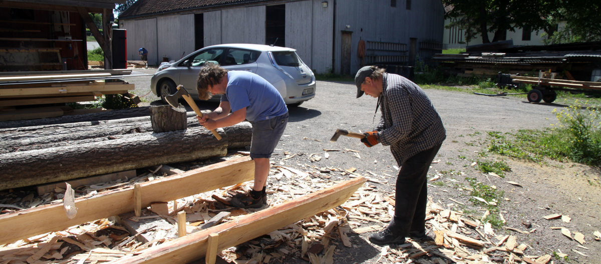 Peter Brennvik og Roald Renmælmo. Student og lærer hugger bord som skal bli nytt tak til Raulandsloftet fra 1200 og 1600-tallet. Foto: Christel Wigen Grøndahl, Bygg og Bevar
