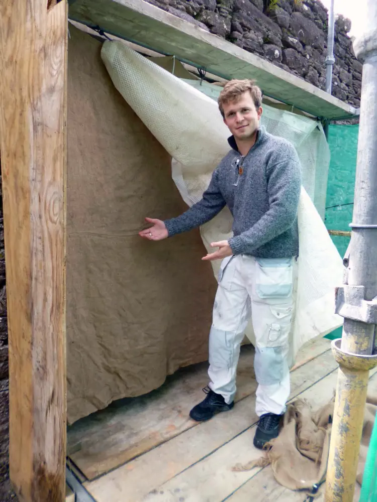 Giacomo med strieduk og presenning.