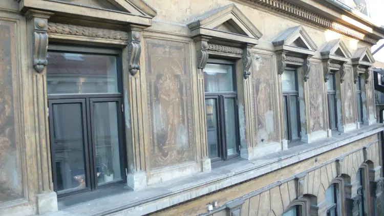 Fasaden har åtte sgaffitofelt mellom vinduene i 4. etasje og syv under vinduene i 3. etasje. Foto: T. Berner