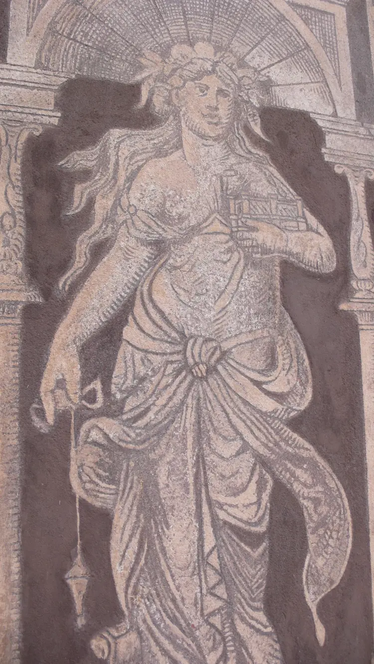 Kvinnemotiv med bygning og lodd. Foto: T. Berner