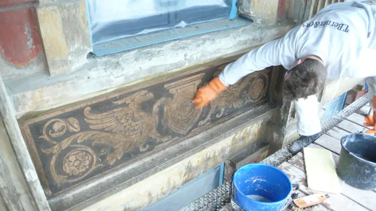 Vask av sgraffito-felt. Motivet er en griff, som den man kan se på taket av Nasjonalgalleriet (byggeår 1882) Foto: T. Berner