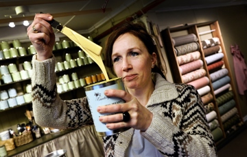 Lise Enger, en av innehaverne av Fagerheim og Solberg, som blant annet selger gammeldags linoljemaling, på Staubø. Foto: Anne Karin Andersen