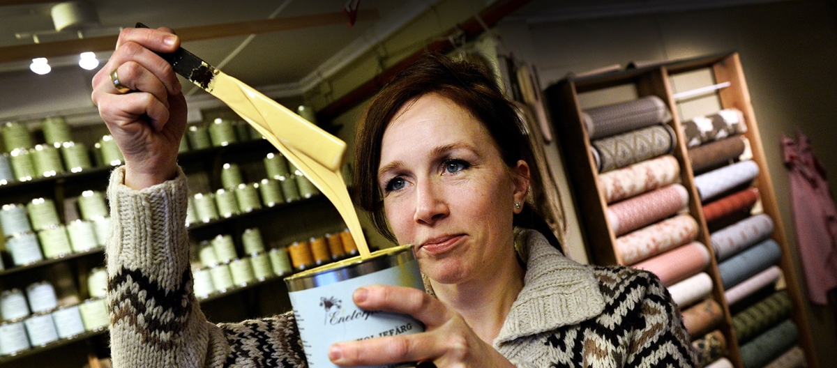 Lise Enger, en av innehaverne av Fagerheim og Solberg, som blant annet selger gammeldags linoljemaling, på Staubø. Foto: Anne Karin Andersen