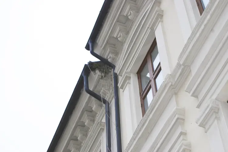 Typisk situasjon med løs puss, som lett kan løsne når vannet fryser. Mose øker skadene. Foto: Knut Johannesen