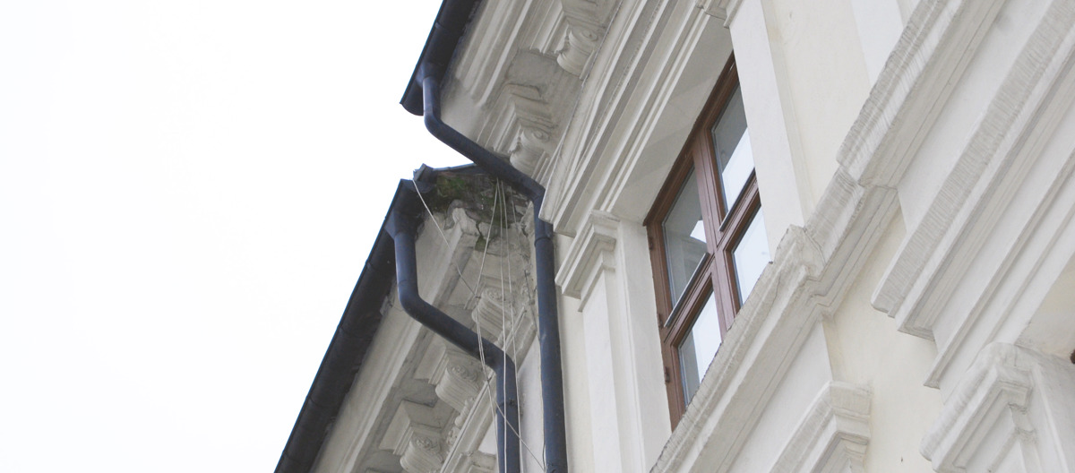 Typisk situasjon med løs puss, som lett kan løsne når vannet fryser. Mose øker skadene. Foto: Knut Johannesen