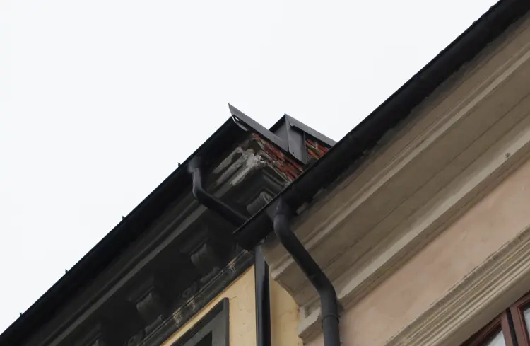 Her har noen forsøkt å utbedre skaden selv. Foto: Knut Johannesen, Et godt råd