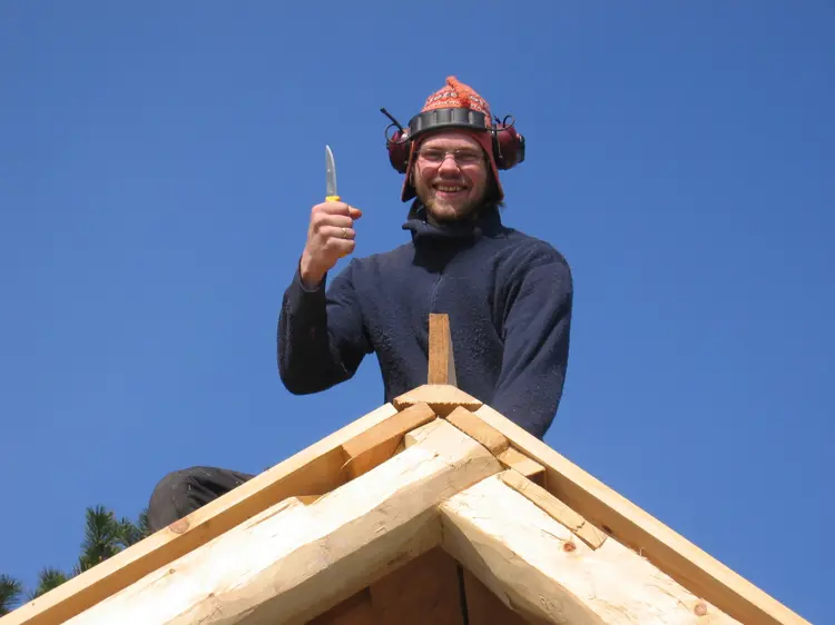 Fjorårets vinner Høie Ueland tar gjerne i bruk moderne teknologi og materialer - men noen ganger går det like godt med tollekniv! Foto: Høie Ueland as