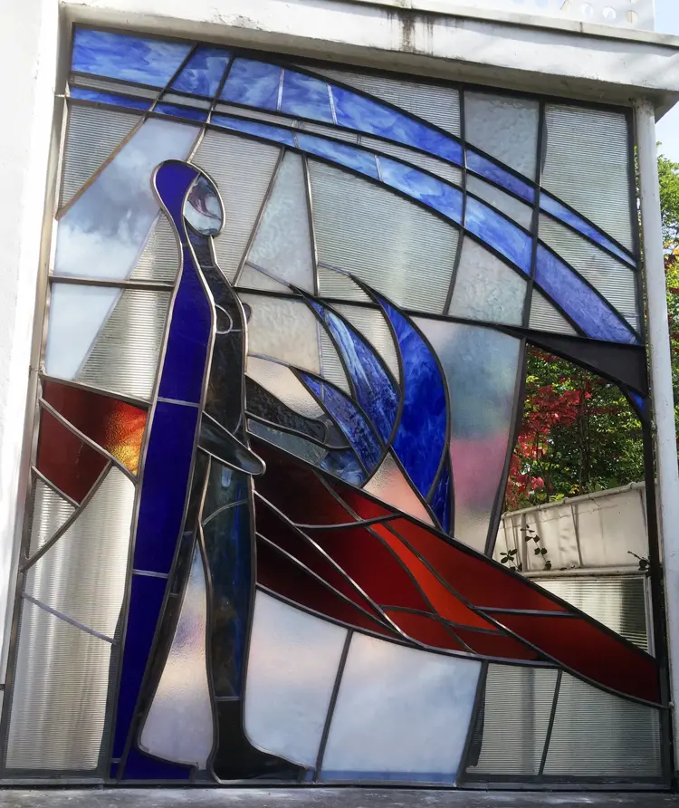 Glassvinduet, med motivet som på folkemunne kalles "Fantomet", var en vanskelig oppgave. Glasset hadde svært ulik kvalitet og måtte skaffes fra flere land. Foto: Byantikvaren i Oslo