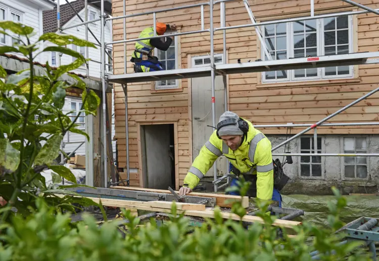Høie Ueland i gang med arbeidene på byhuset i Tidegeilen i Gjessdal kommune. Foto: Høie Ueland as